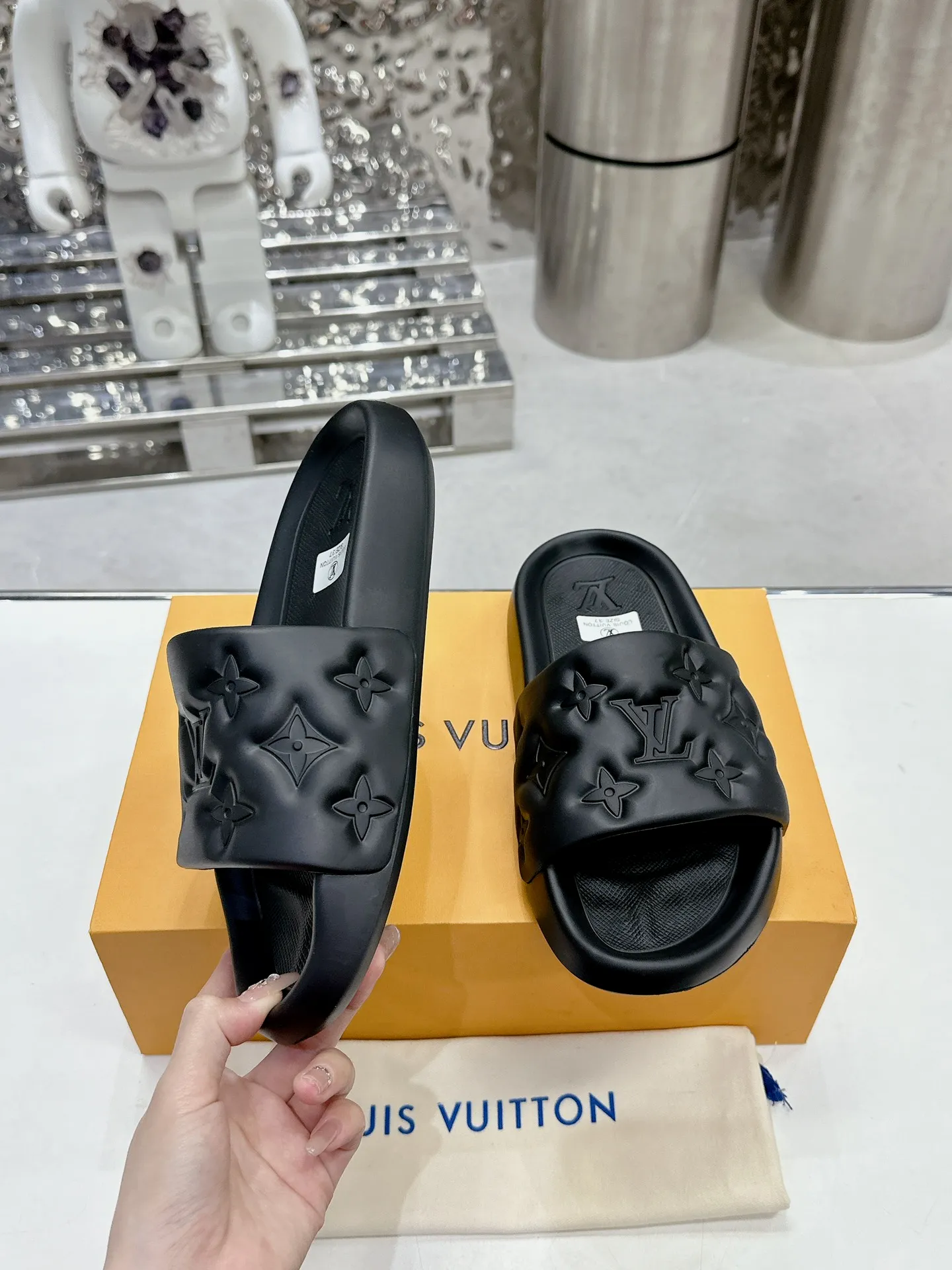 [L Home] P: 280💰 ▪️Shoe size: Women's 35-40 Men's 38-46▪️Packaging: Counter top quality~original packaging 𝟐𝟎𝟐5 Louis Vuitton counter's new embossed slippers, lv monogram embossed slippers, Waterfront sandals are back with a new look, and the upper buckle is embossed with lv's iconic Monogram pattern. Made of waterproof rubber with a comfortable and resilient insole. The lightweight, flexible outsole is embossed with the Louis Vuitton logo. ▪️Fabric: Original molded rubber foam surface ▪️Technology: embossed logo ▪️Sole: Original molded rubber foam outsole ▪️Sole thickness: 3CM.